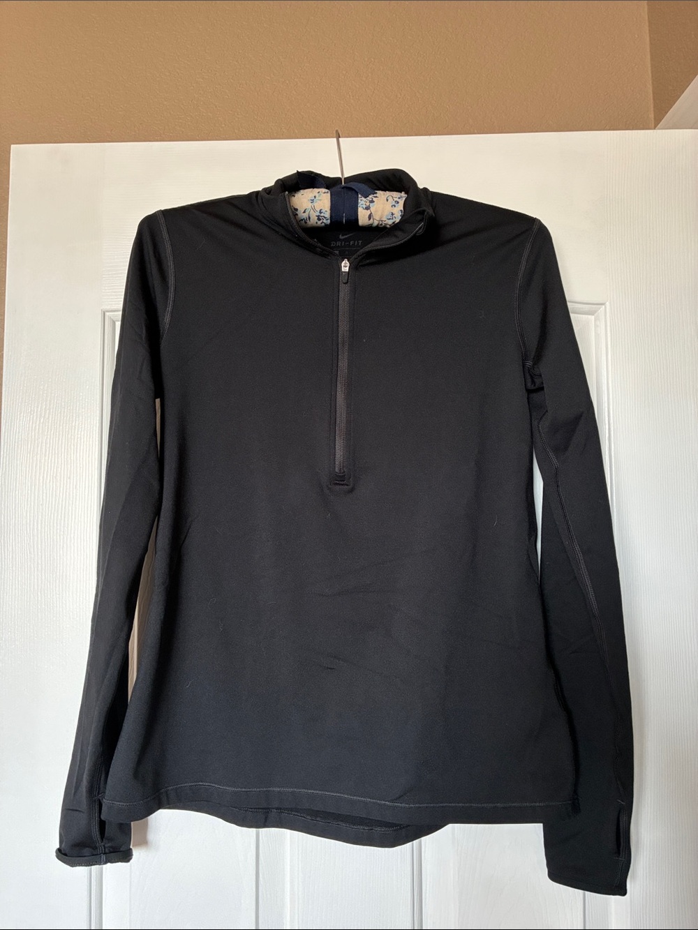 Women’s Nike L Black Half-Zip Long Sleeve Pullover